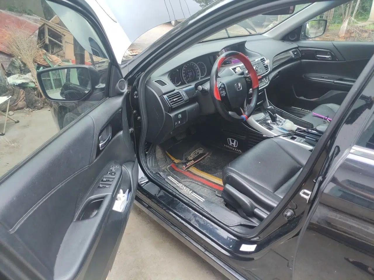 Honda Accord 2016 2.0L Elite Edition — миниатюра 17