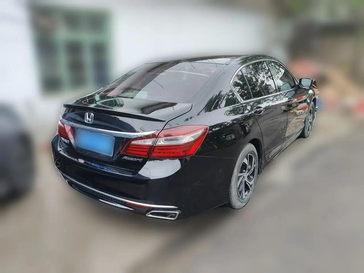 Honda Accord 2016 2.0L Elite Edition — миниатюра 6