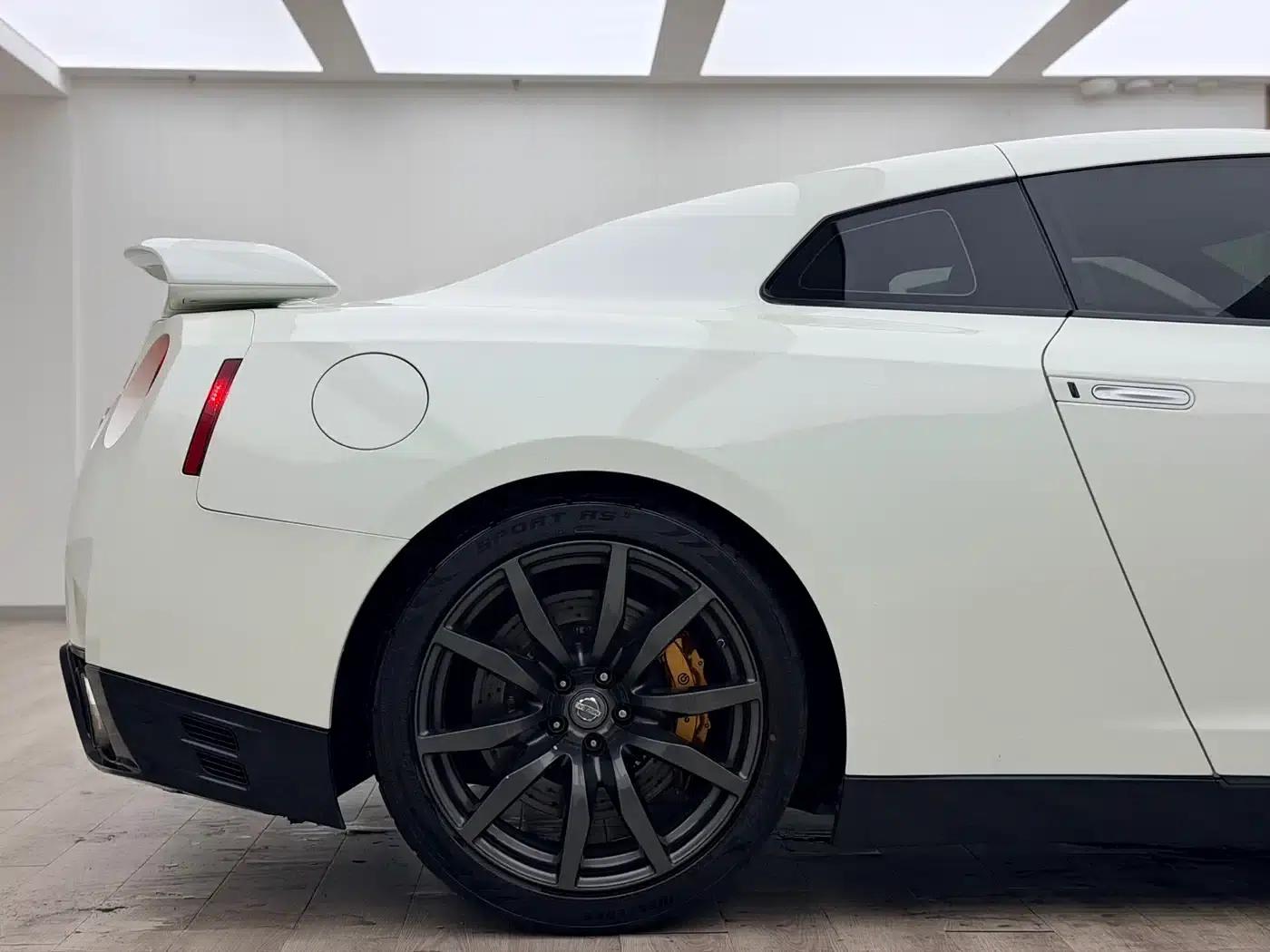 Nissan GT-R 2010 3.8T US Spec — миниатюра 15