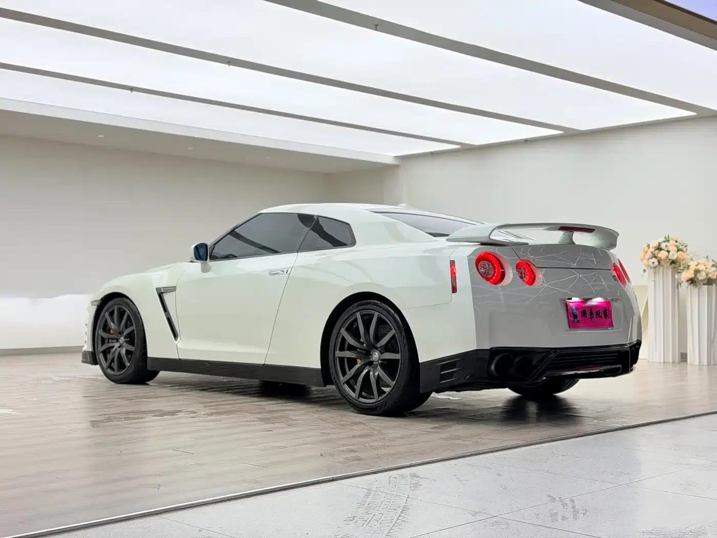 Nissan GT-R 2010 3.8T US Spec — миниатюра 4