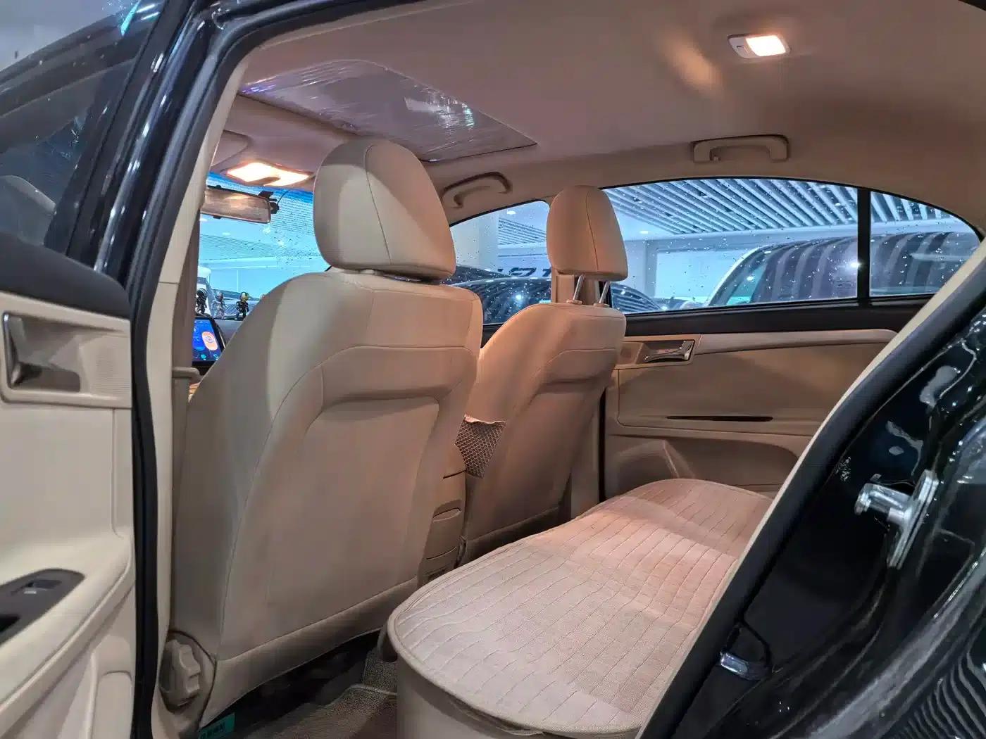 Roewe 350 2015 1.5L Automatic Deluxe Sunroof Edition — миниатюра 5