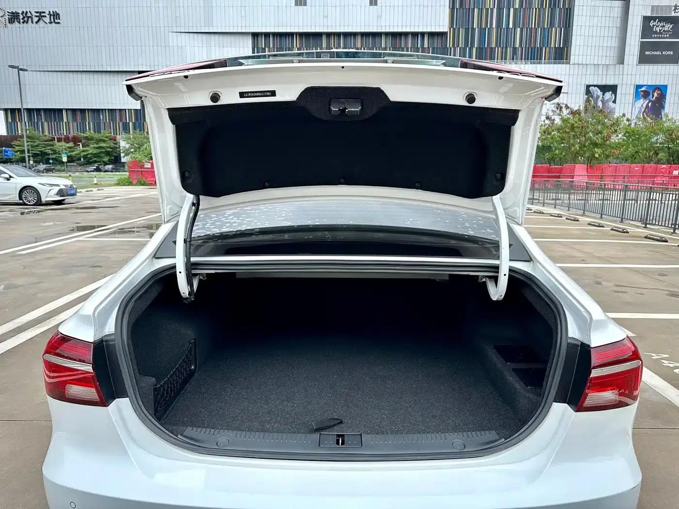 Roewe i6 New Energy 2019 PLUS 50T Internet Glory Flagship Edition — миниатюра 18