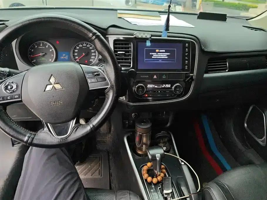 Outlander 2018 2.0L 2WD Glory Edition 5-seater — миниатюра 12
