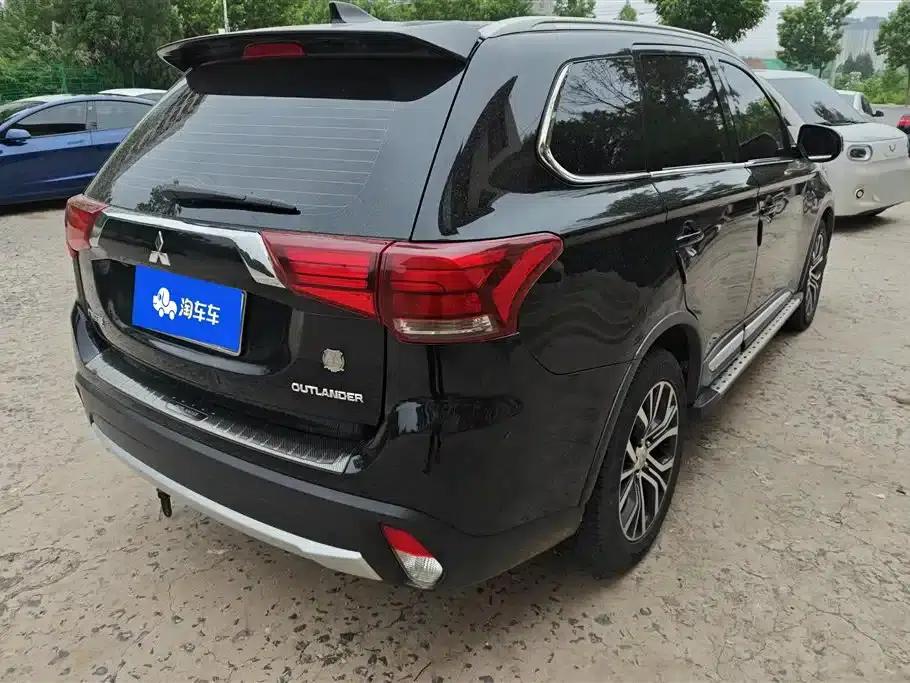 Outlander 2018 2.0L 2WD Glory Edition 5-seater — миниатюра 3