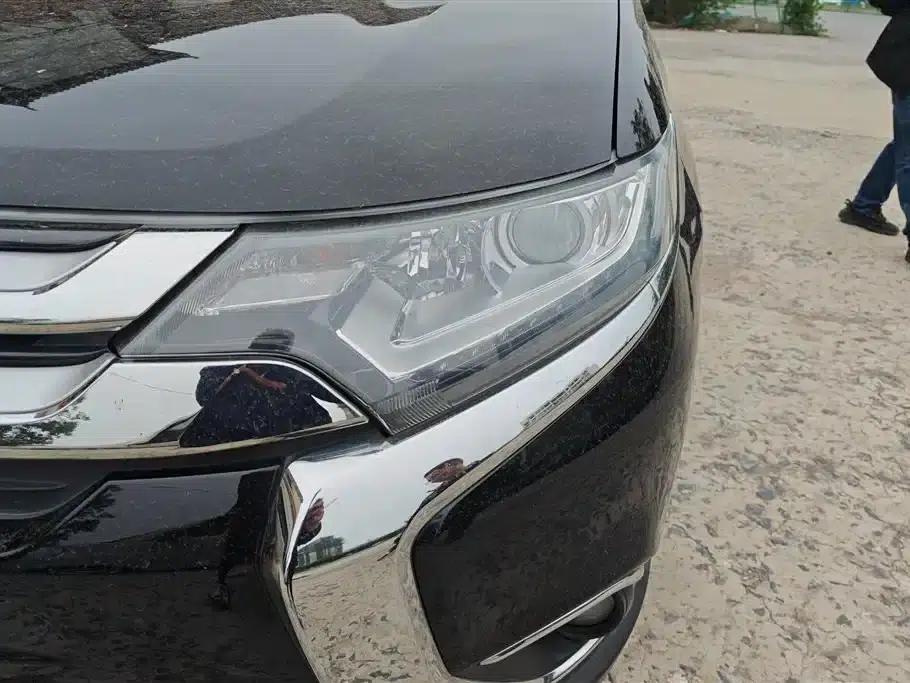 Outlander 2018 2.0L 2WD Glory Edition 5-seater — миниатюра 5