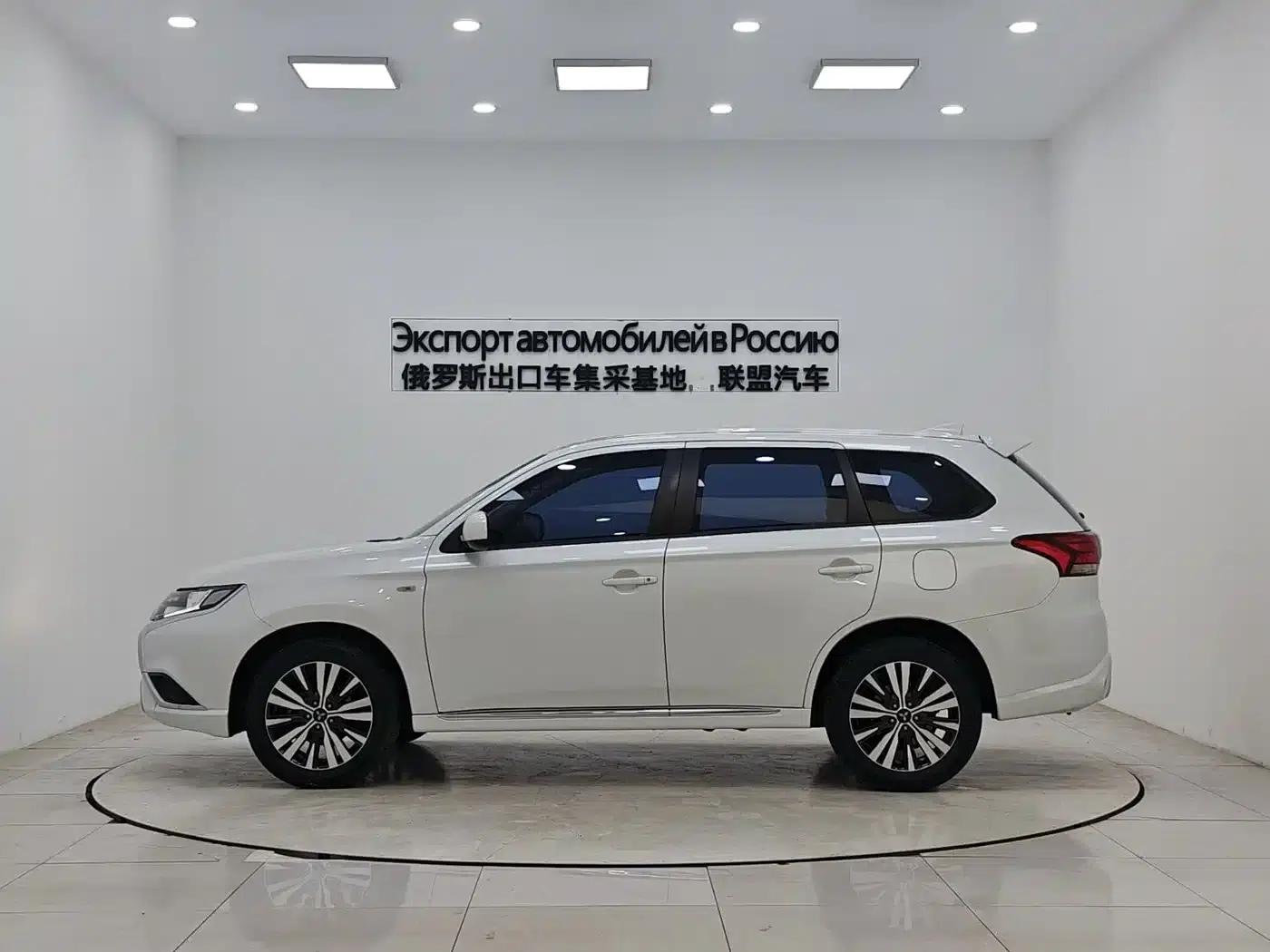 Outlander 2021 2.0L 2WD Comfortline 5-seater — миниатюра 5