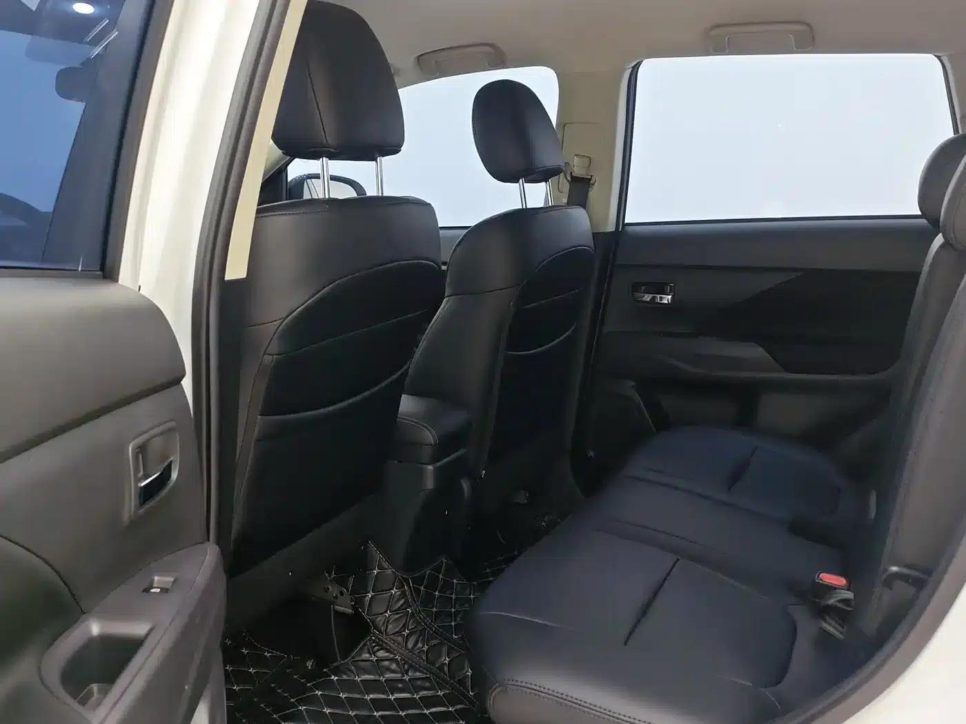 Outlander 2021 2.0L 2WD Comfortline 5-seater — миниатюра 8