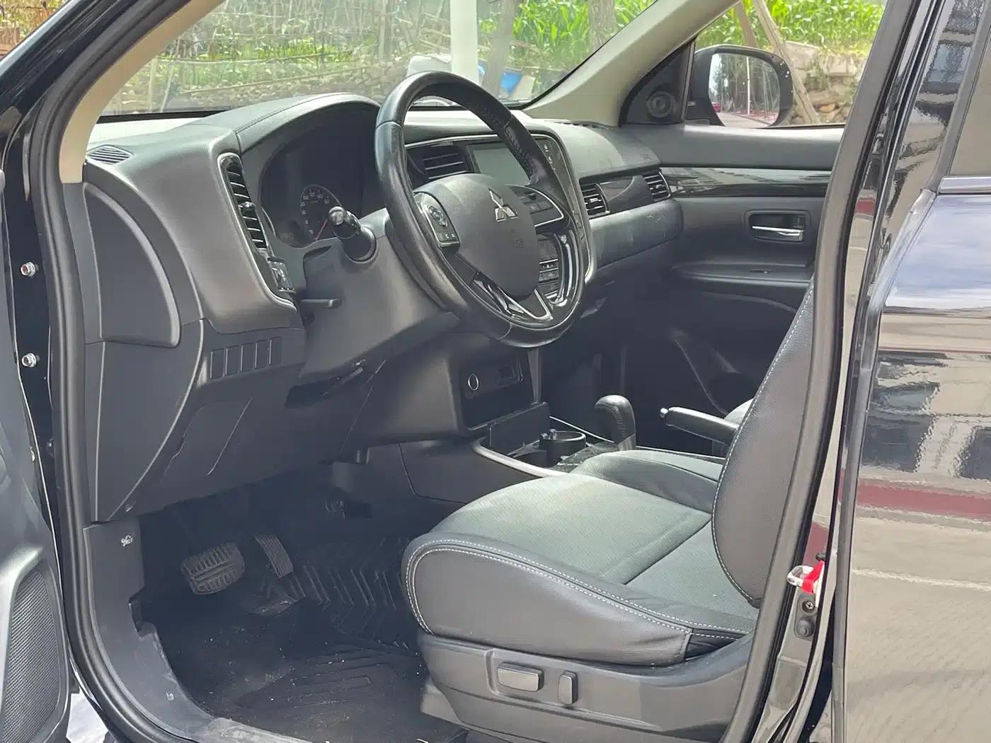 Outlander 2018 2.0L 2WD Joyful Edition 7-seater — миниатюра 7