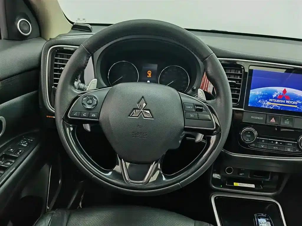 Outlander 2018 2.4L 4WD Luxury 7-seater — миниатюра 11