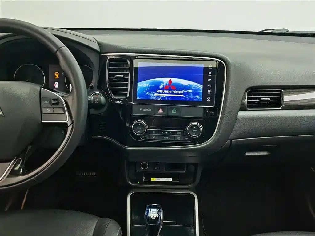 Outlander 2018 2.4L 4WD Luxury 7-seater — миниатюра 12