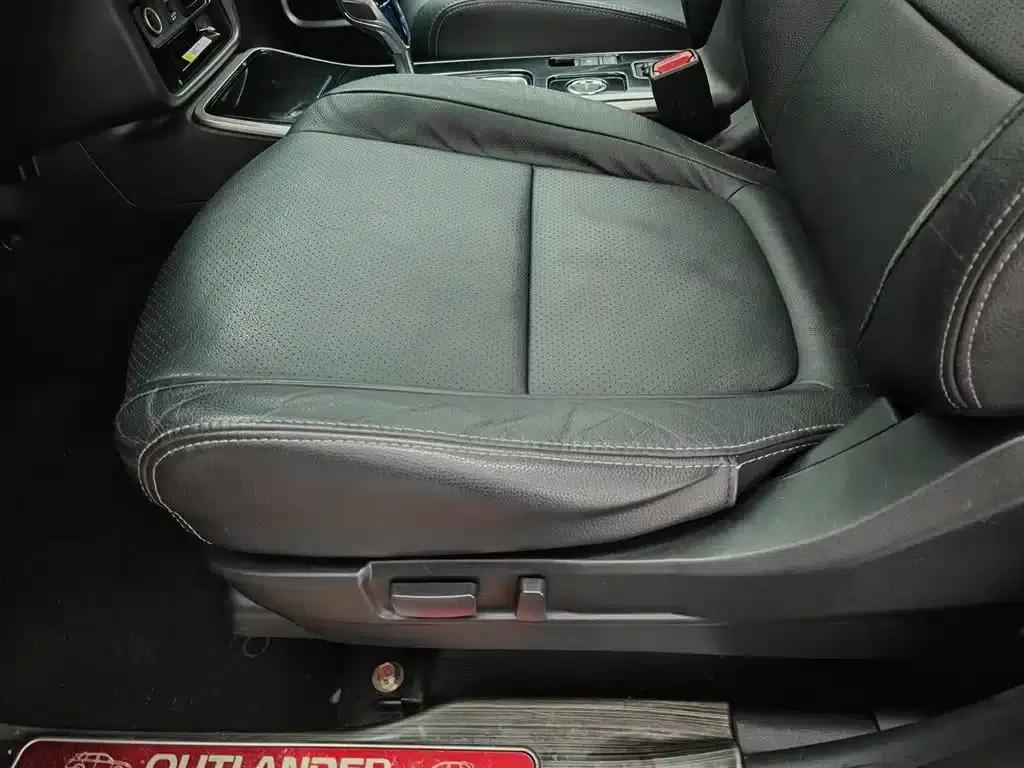 Outlander 2018 2.4L 4WD Luxury 7-seater — миниатюра 20