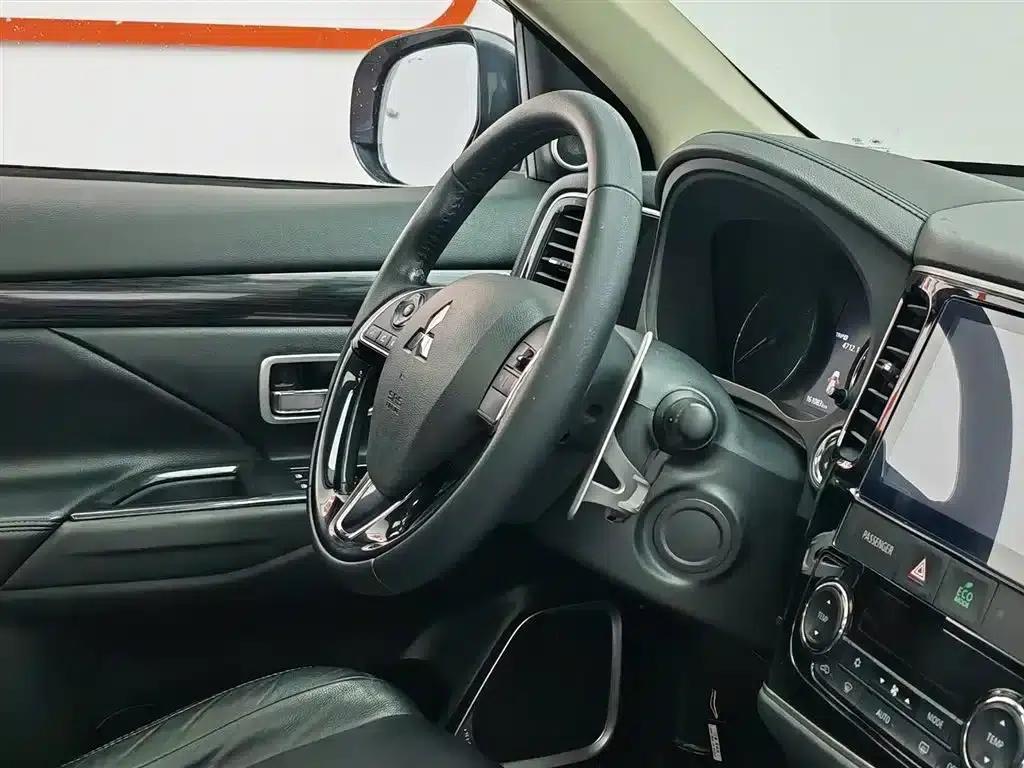 Outlander 2018 2.4L 4WD Luxury 7-seater — миниатюра 22