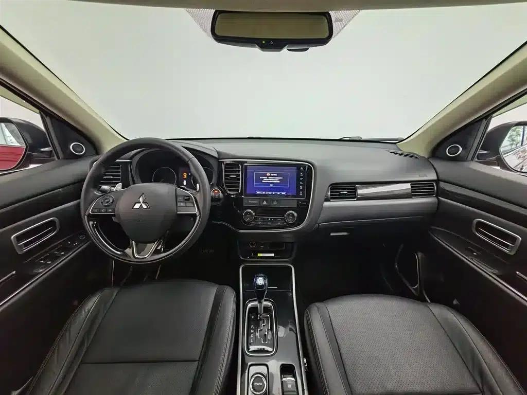 Outlander 2018 2.4L 4WD Luxury 7-seater — миниатюра 5
