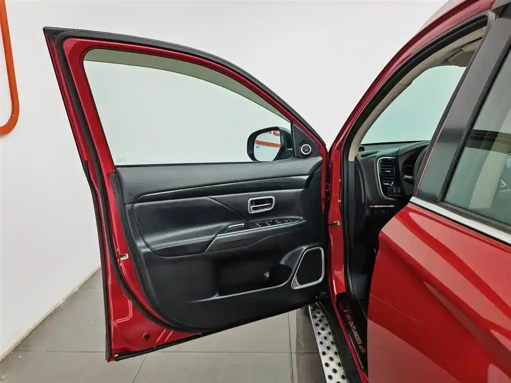 Outlander 2018 2.4L 4WD Luxury 7-seater — миниатюра 8
