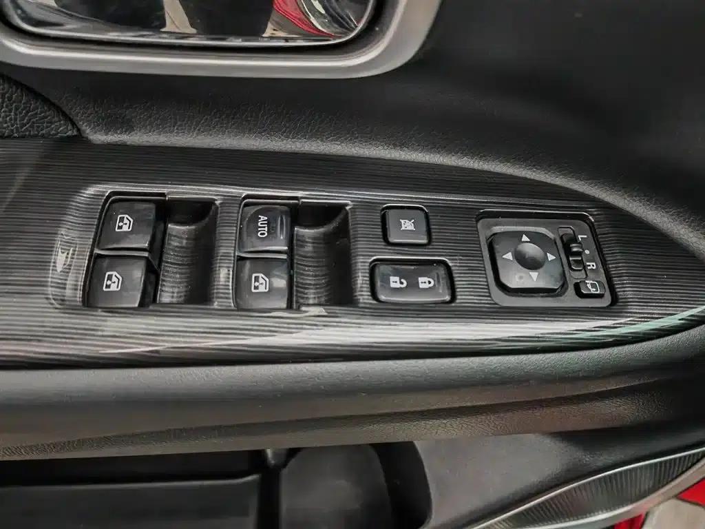 Outlander 2018 2.4L 4WD Luxury 7-seater — миниатюра 9