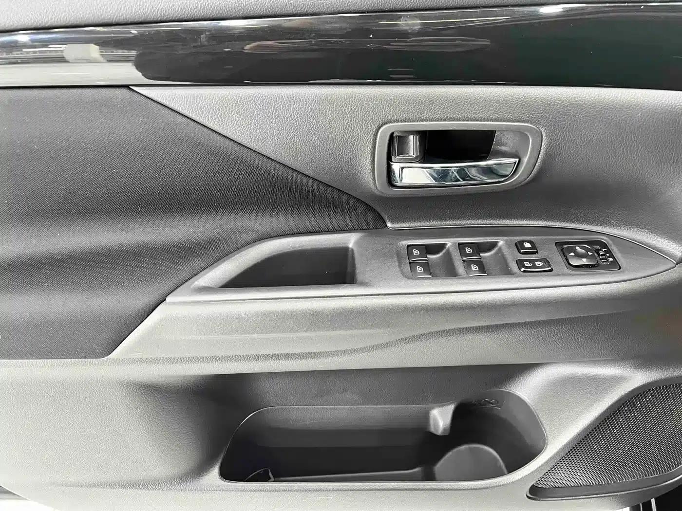 Outlander 2021 2.0L 2WD Comfortline 5-seater — миниатюра 8