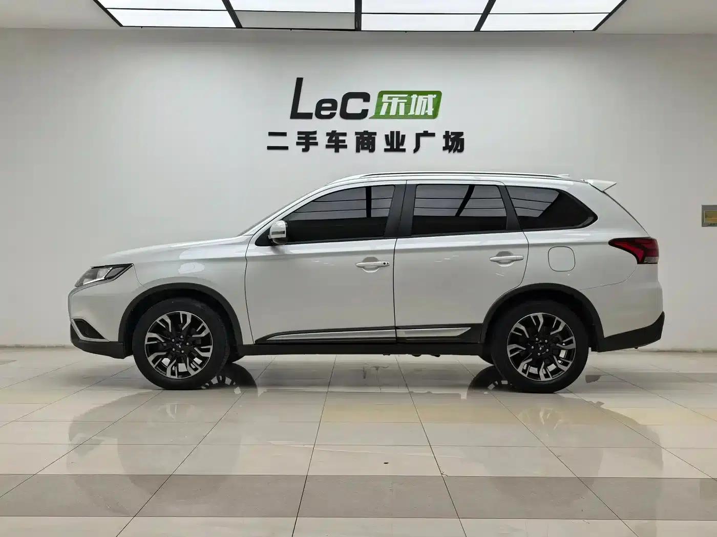 Outlander 2020 2.0L 2WD Enjoy Edition 5-seater — миниатюра 4