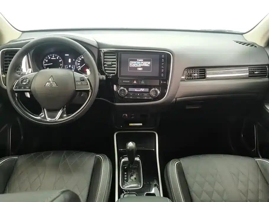 Outlander 2020 2.4L 4WD Luxury Edition 5-seater — миниатюра 12