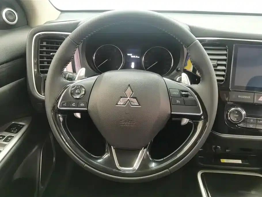 Outlander 2020 2.4L 4WD Luxury Edition 5-seater — миниатюра 15