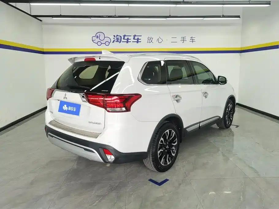 Outlander 2020 2.4L 4WD Luxury Edition 5-seater — миниатюра 3