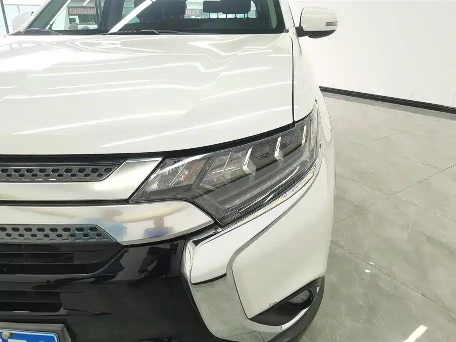 Outlander 2020 2.4L 4WD Luxury Edition 5-seater — миниатюра 5
