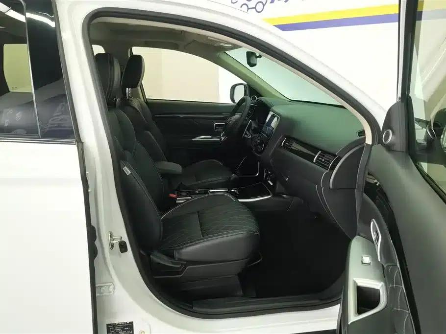 Outlander 2020 2.4L 4WD Luxury Edition 5-seater — миниатюра 8
