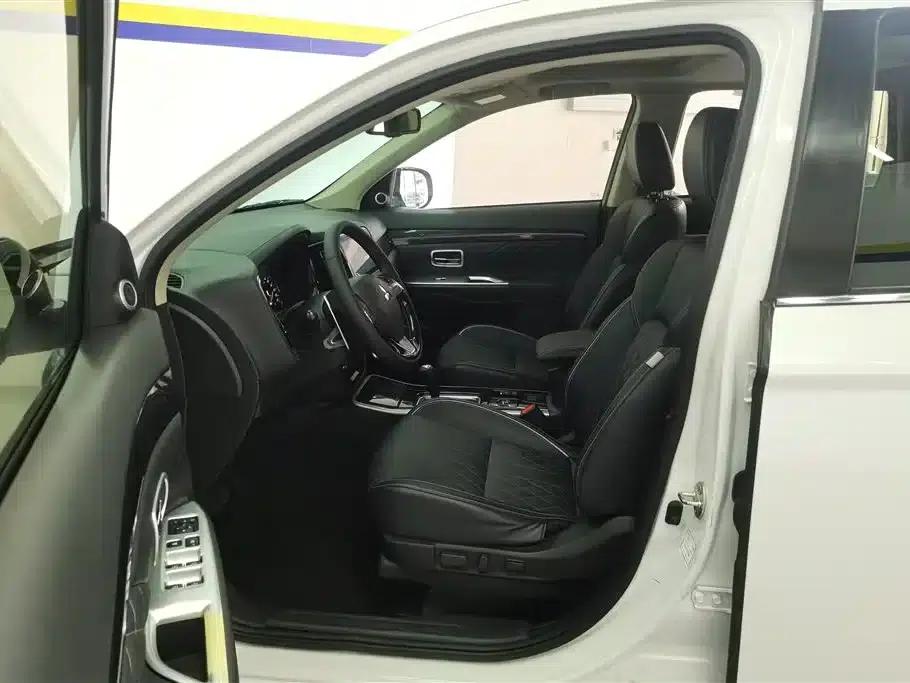 Outlander 2020 2.4L 4WD Luxury Edition 5-seater — миниатюра 9