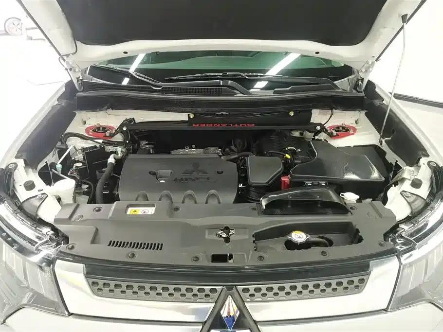 Outlander 2020 2.4L 4WD Luxury Edition 5-seater — миниатюра 10