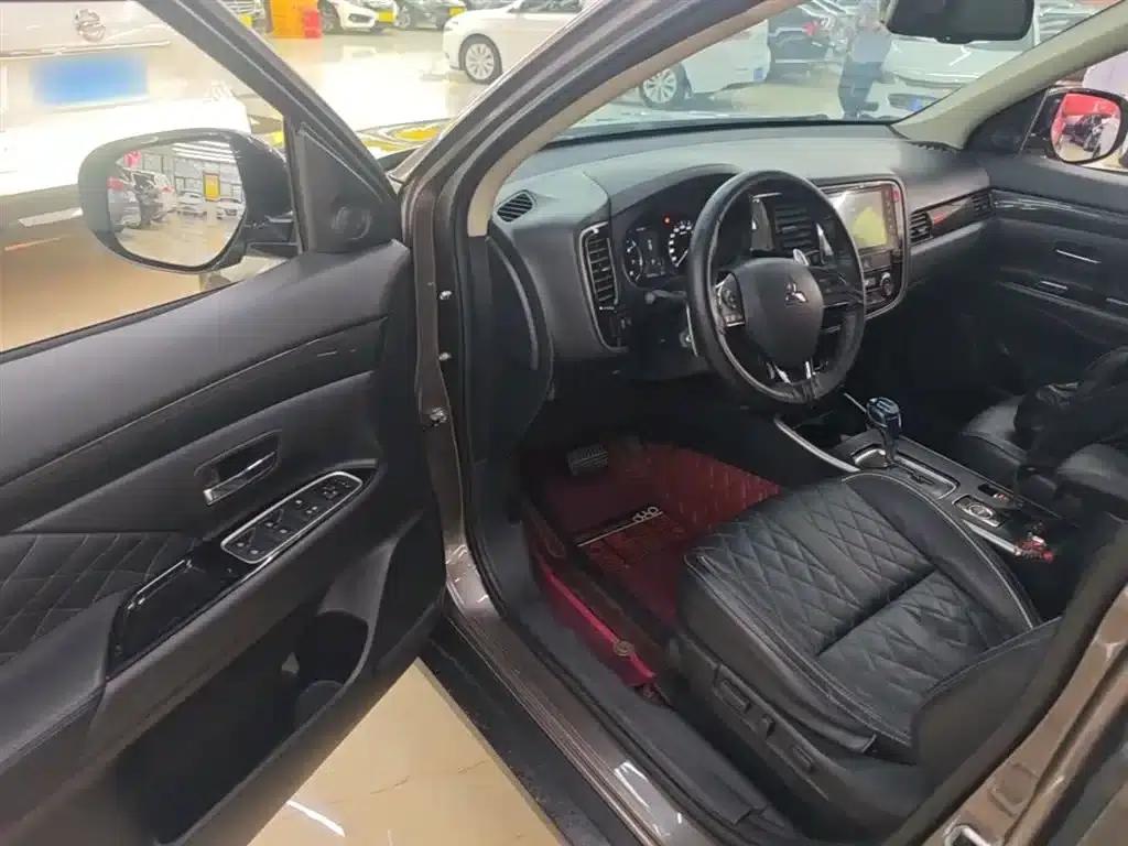 Outlander 2020 2.4L 4WD Luxury Edition 5-seater — миниатюра 16