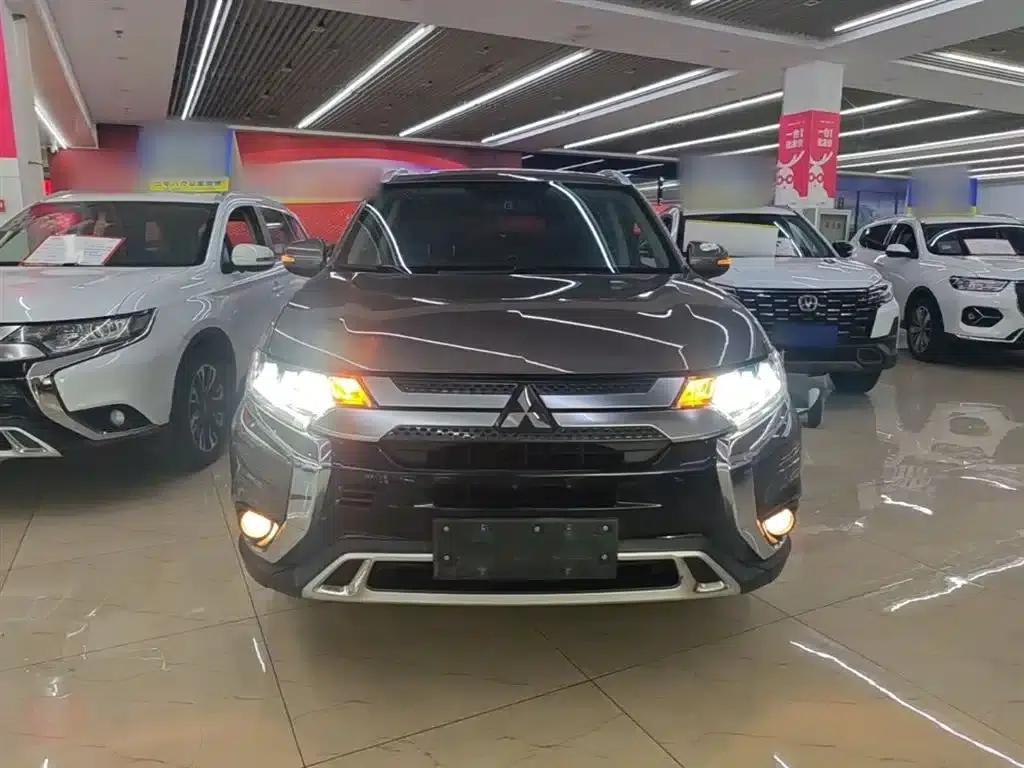 Outlander 2020 2.4L 4WD Luxury Edition 5-seater — миниатюра 3