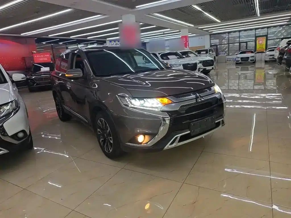 Outlander 2020 2.4L 4WD Luxury Edition 5-seater — миниатюра 4