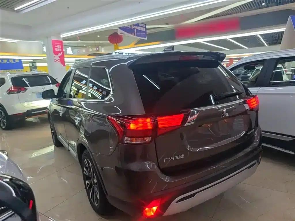Outlander 2020 2.4L 4WD Luxury Edition 5-seater — миниатюра 5