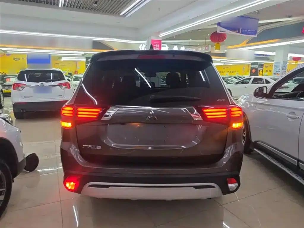 Outlander 2020 2.4L 4WD Luxury Edition 5-seater — миниатюра 6
