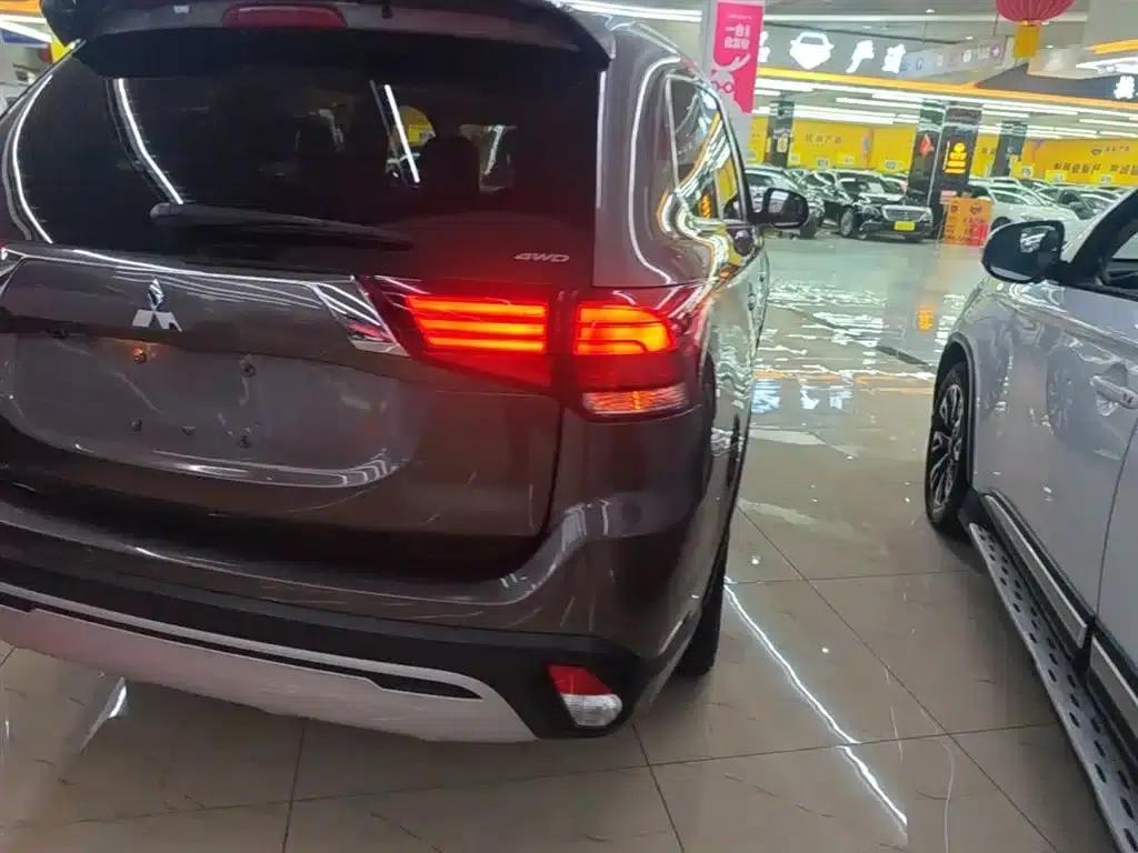 Outlander 2020 2.4L 4WD Luxury Edition 5-seater — миниатюра 8