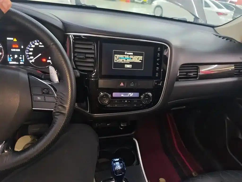Outlander 2020 2.4L 4WD Luxury Edition 5-seater — миниатюра 10