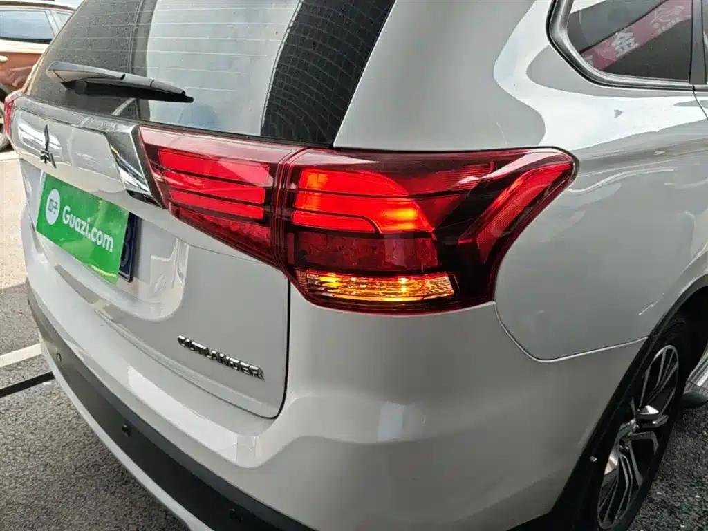 Outlander 2018 2.0L 2WD Joyful Edition 7-seater — миниатюра 8