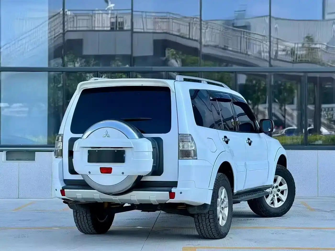 2009 Pajero Imported 3.8L Five-Door Premium Edition — миниатюра 3