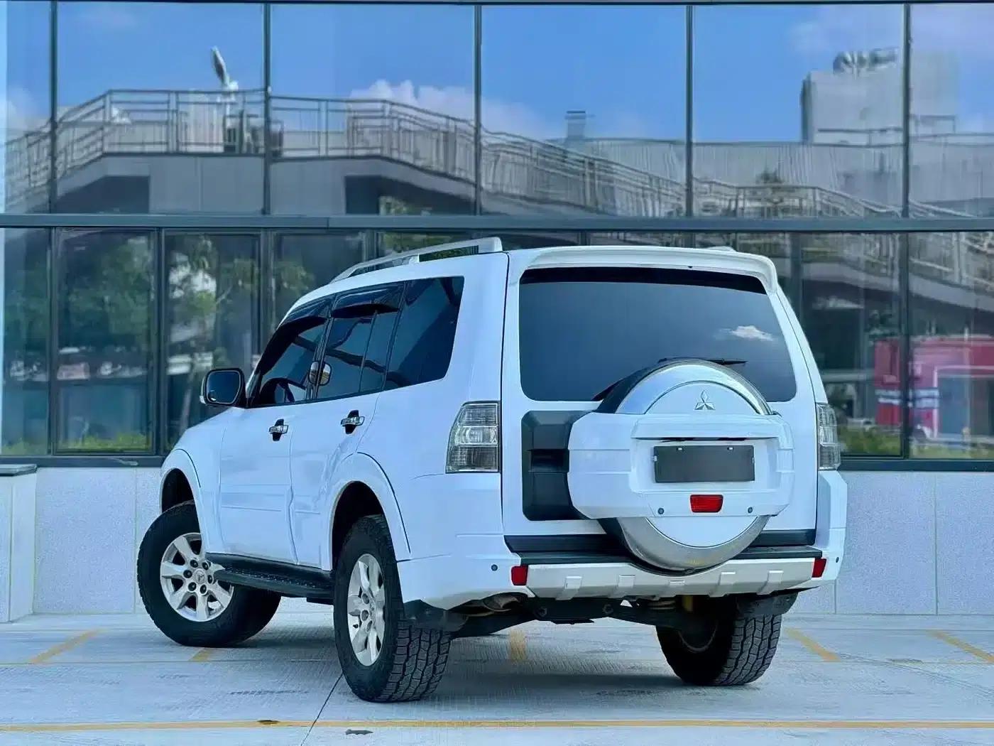 2009 Pajero Imported 3.8L Five-Door Premium Edition — миниатюра 4