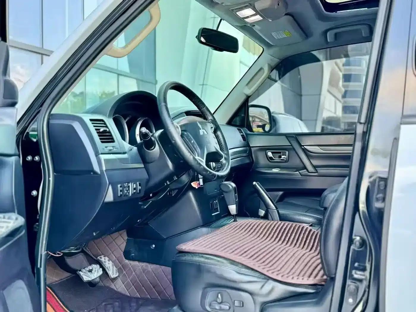 2009 Pajero Imported 3.8L Five-Door Premium Edition — миниатюра 5