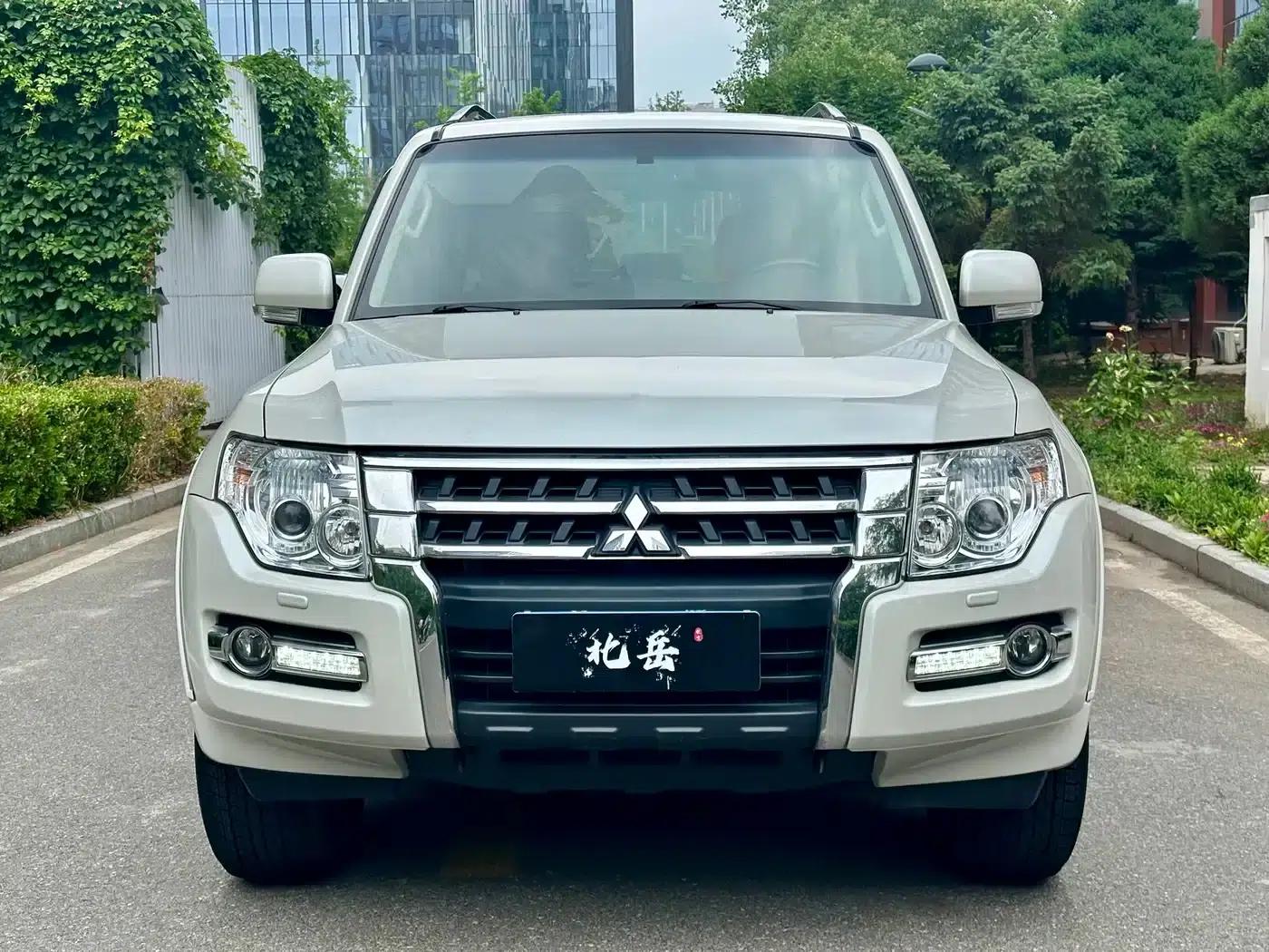 2019 Pajero Imported 3.0L Automatic Standard Edition — миниатюра 3