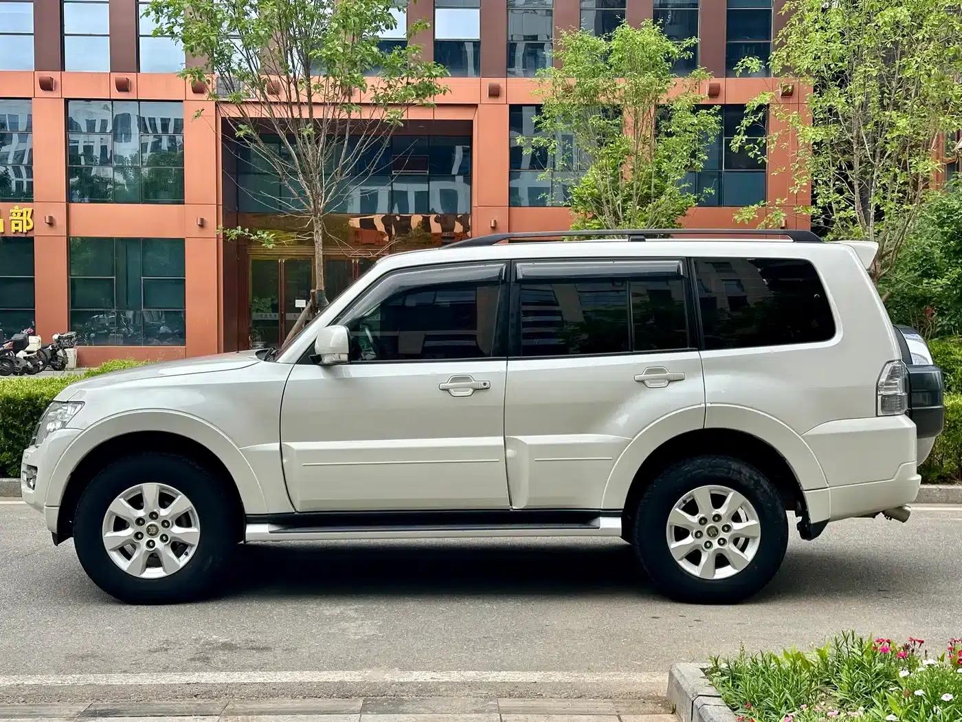 2019 Pajero Imported 3.0L Automatic Standard Edition — миниатюра 4