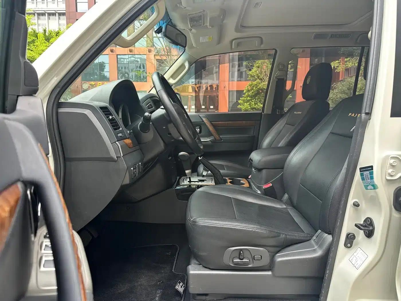 2019 Pajero Imported 3.0L Automatic Standard Edition — миниатюра 8
