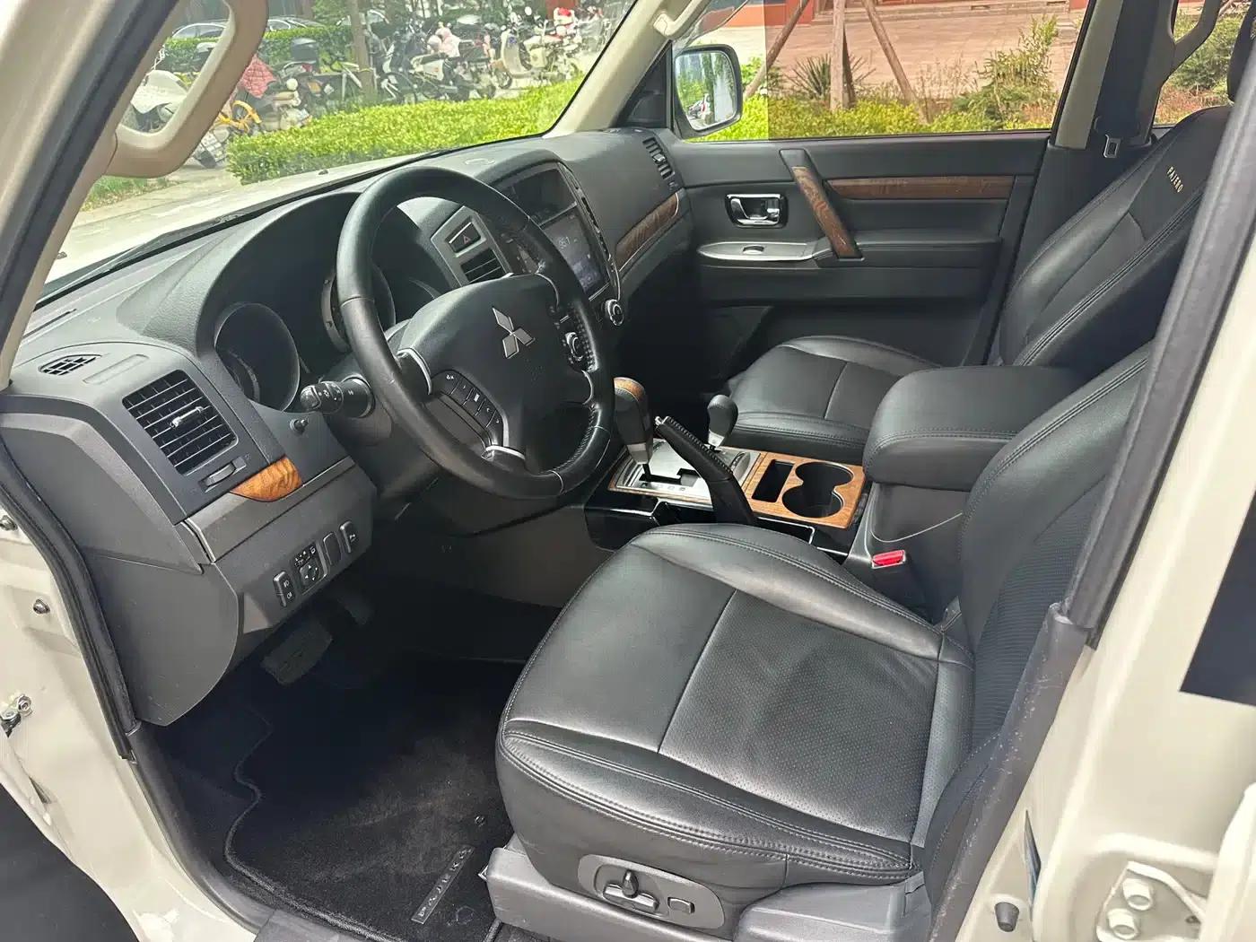 2019 Pajero Imported 3.0L Automatic Standard Edition — миниатюра 9
