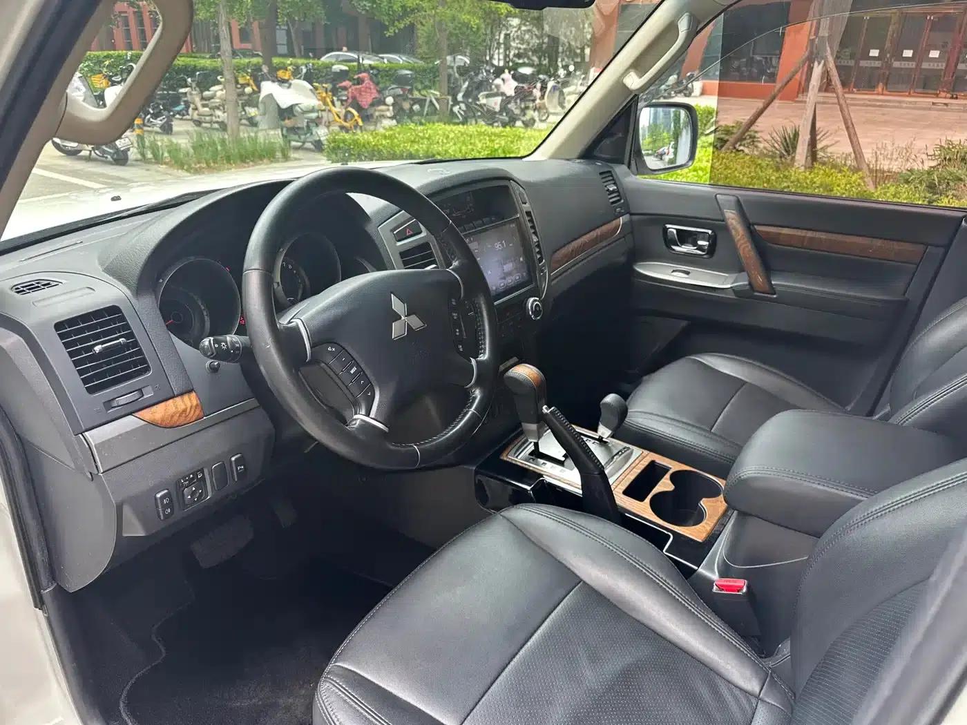 2019 Pajero Imported 3.0L Automatic Standard Edition — миниатюра 10