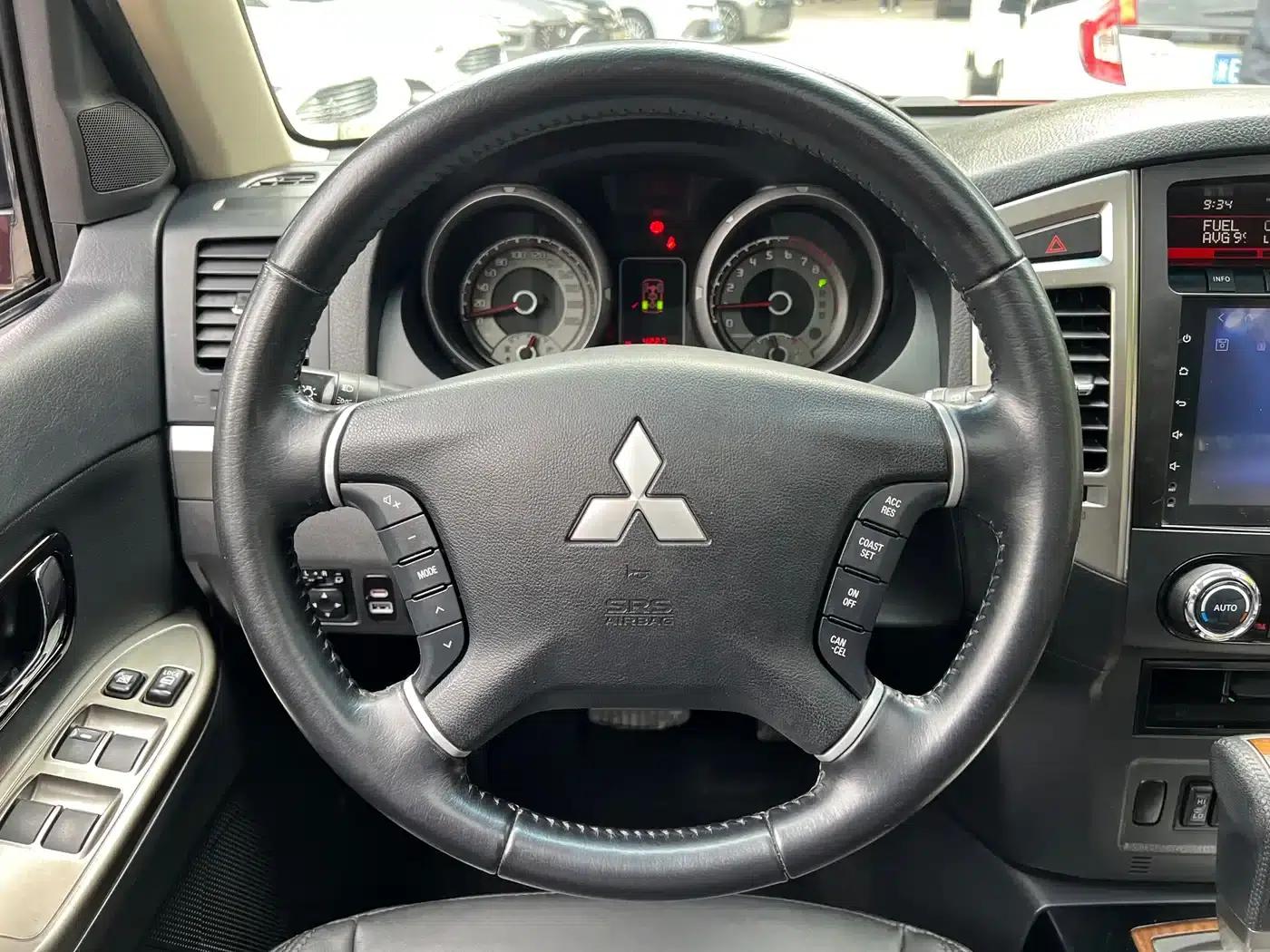 2020 Pajero Imported 3.0L Automatic Standard Edition — миниатюра 11