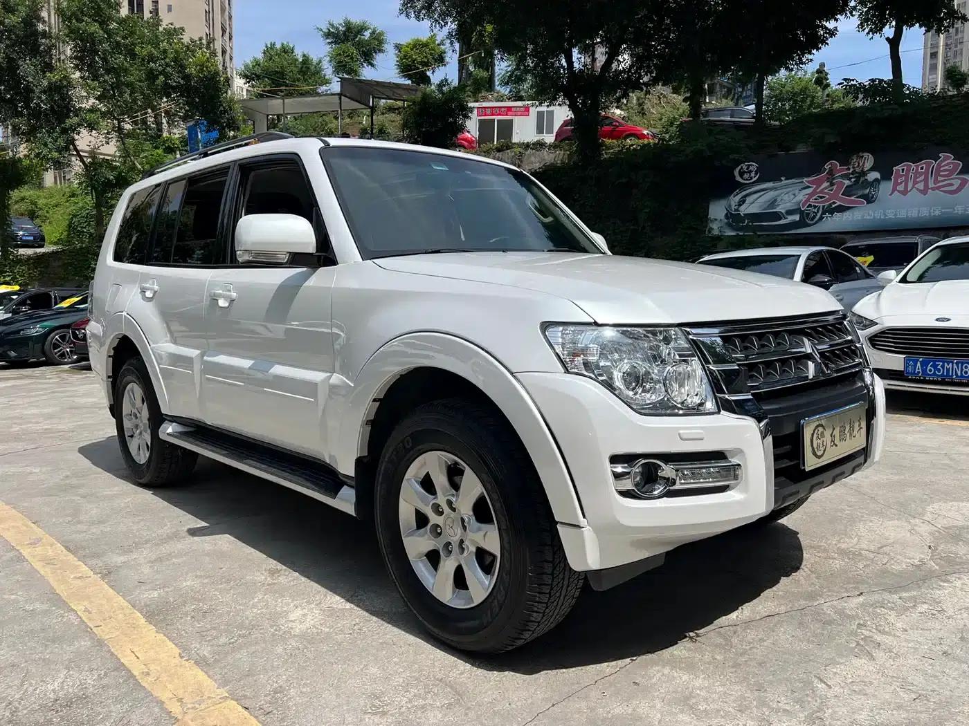 2020 Pajero Imported 3.0L Automatic Standard Edition — миниатюра 3