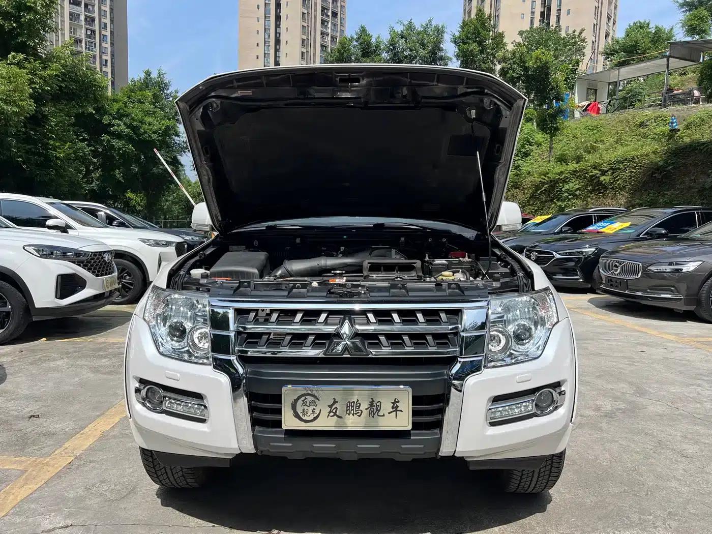 2020 Pajero Imported 3.0L Automatic Standard Edition — миниатюра 4