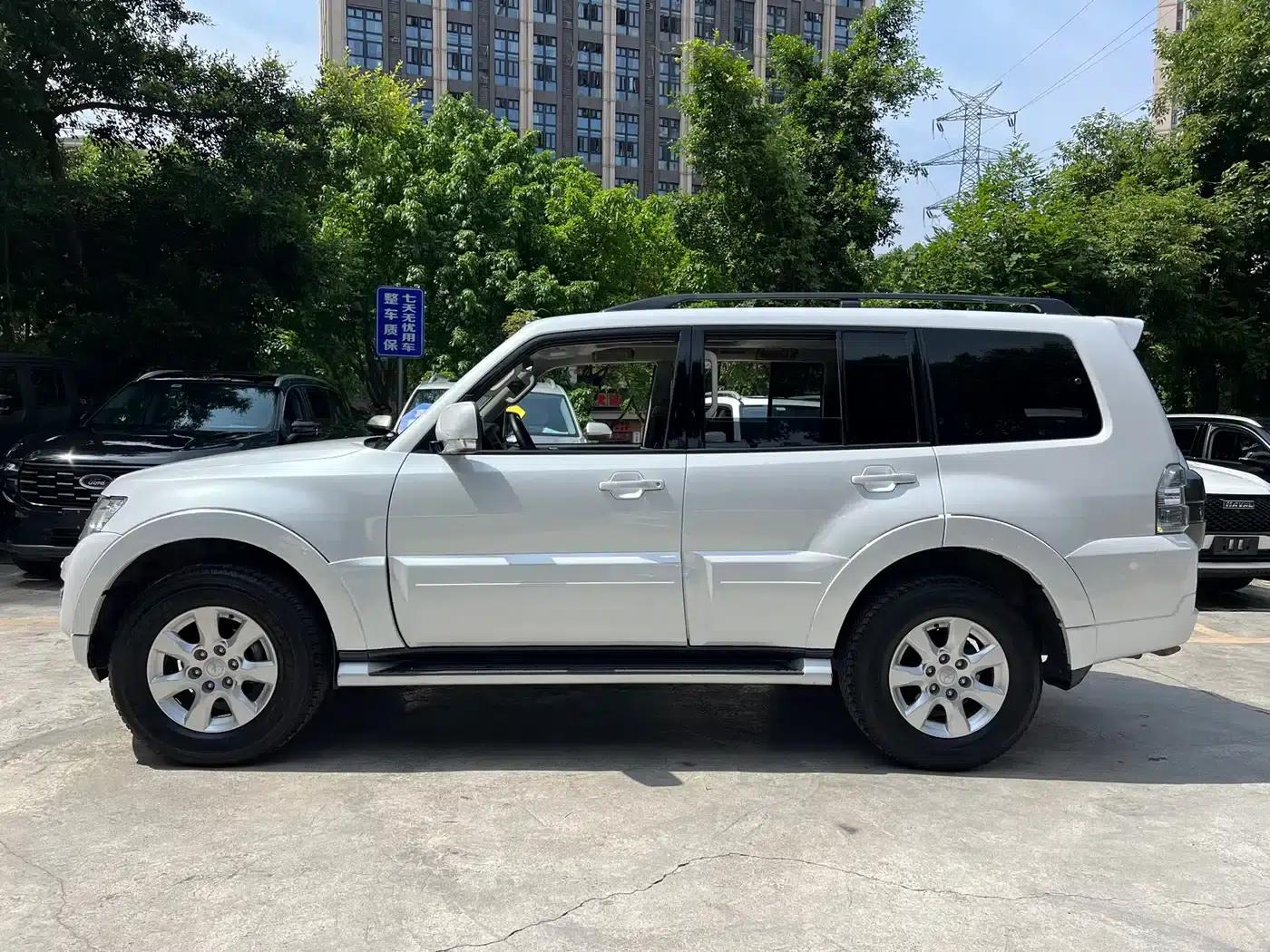 2020 Pajero Imported 3.0L Automatic Standard Edition — миниатюра 6