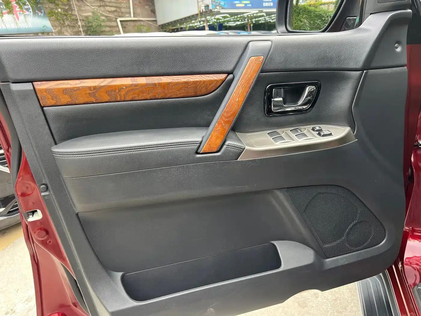 2020 Pajero Imported 3.0L Automatic Standard Edition — миниатюра 7