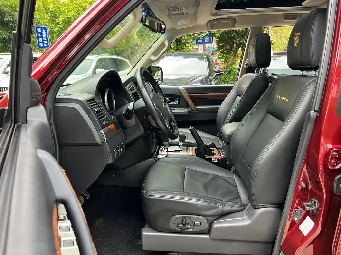 2020 Pajero Imported 3.0L Automatic Standard Edition — миниатюра 8